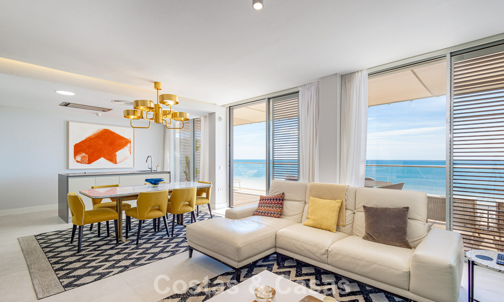 Penthouse exclusif avec une vue mer ouverte spectaculaire à vendre en bord de mer à Estepona 801260