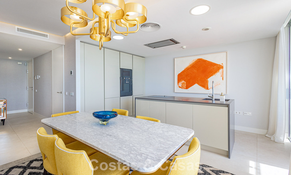 Penthouse exclusif avec une vue mer ouverte spectaculaire à vendre en bord de mer à Estepona 801262
