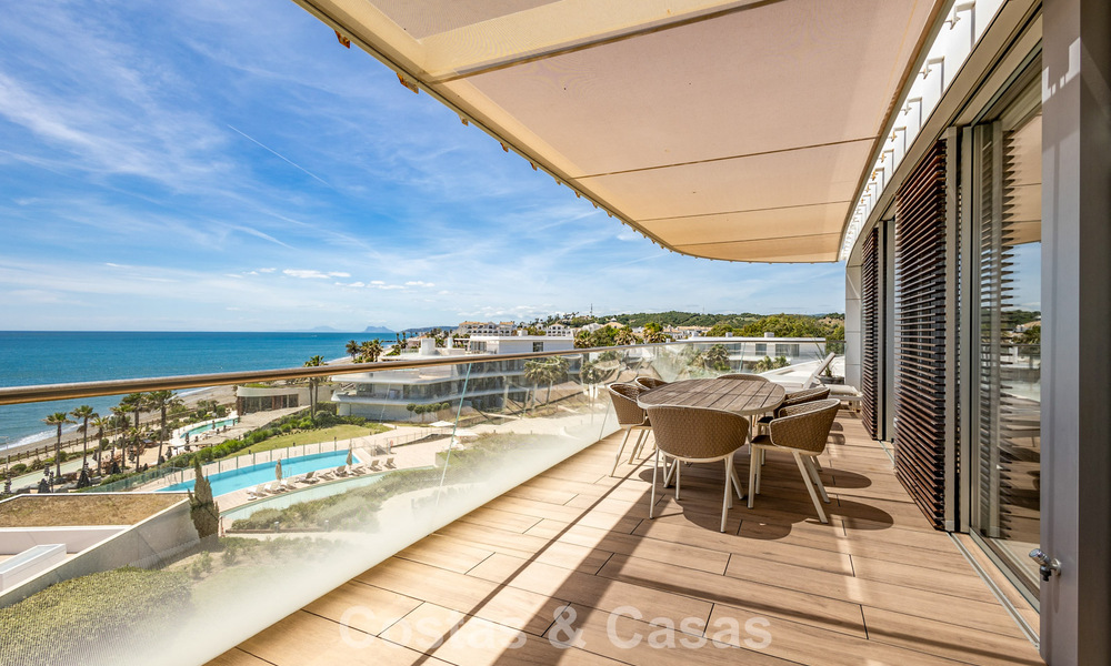 Penthouse exclusif avec une vue mer ouverte spectaculaire à vendre en bord de mer à Estepona 801264