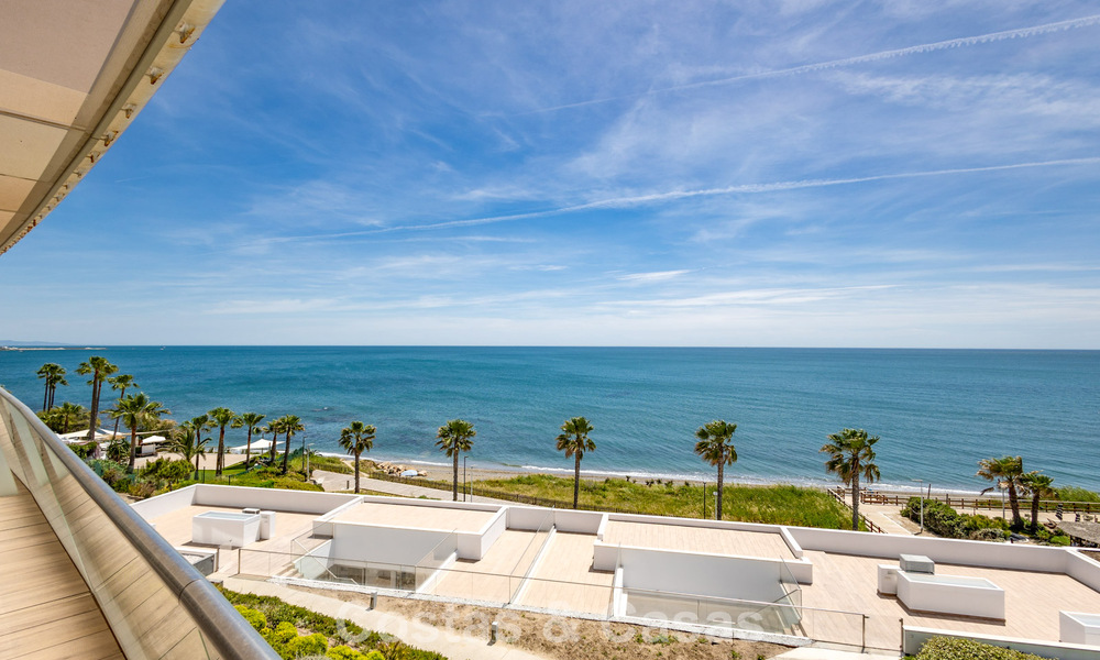 Penthouse exclusif avec une vue mer ouverte spectaculaire à vendre en bord de mer à Estepona 801266