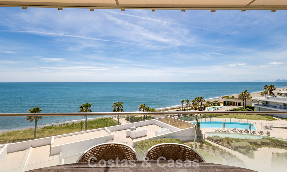 Penthouse exclusif avec une vue mer ouverte spectaculaire à vendre en bord de mer à Estepona 801267
