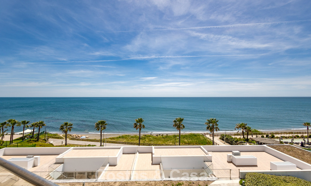 Penthouse exclusif avec une vue mer ouverte spectaculaire à vendre en bord de mer à Estepona 801268