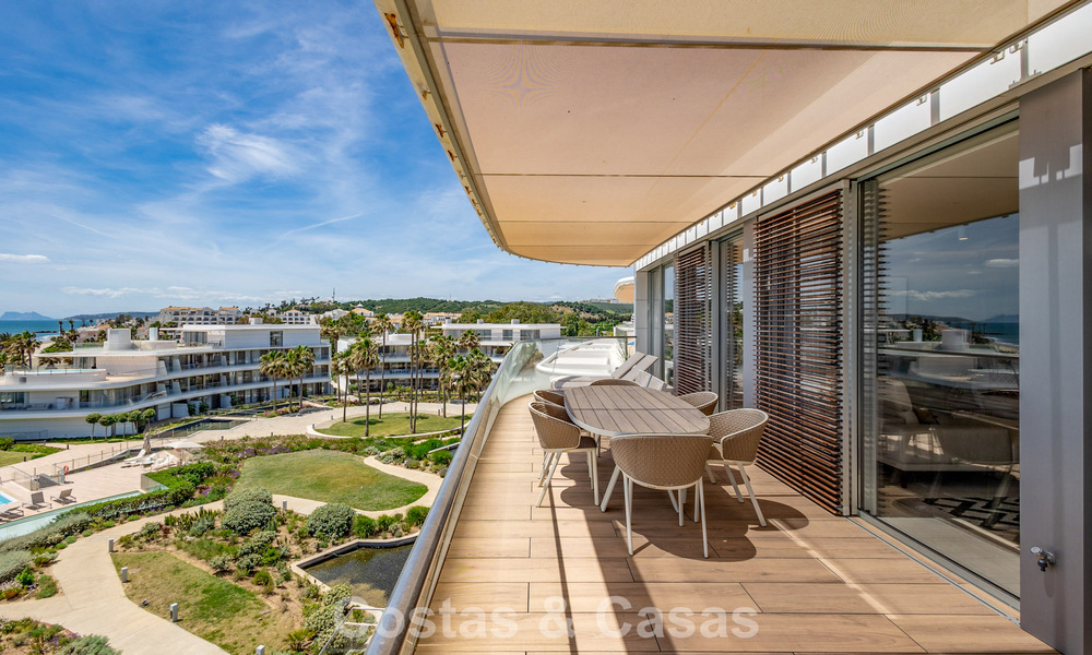 Penthouse exclusif avec une vue mer ouverte spectaculaire à vendre en bord de mer à Estepona 801269
