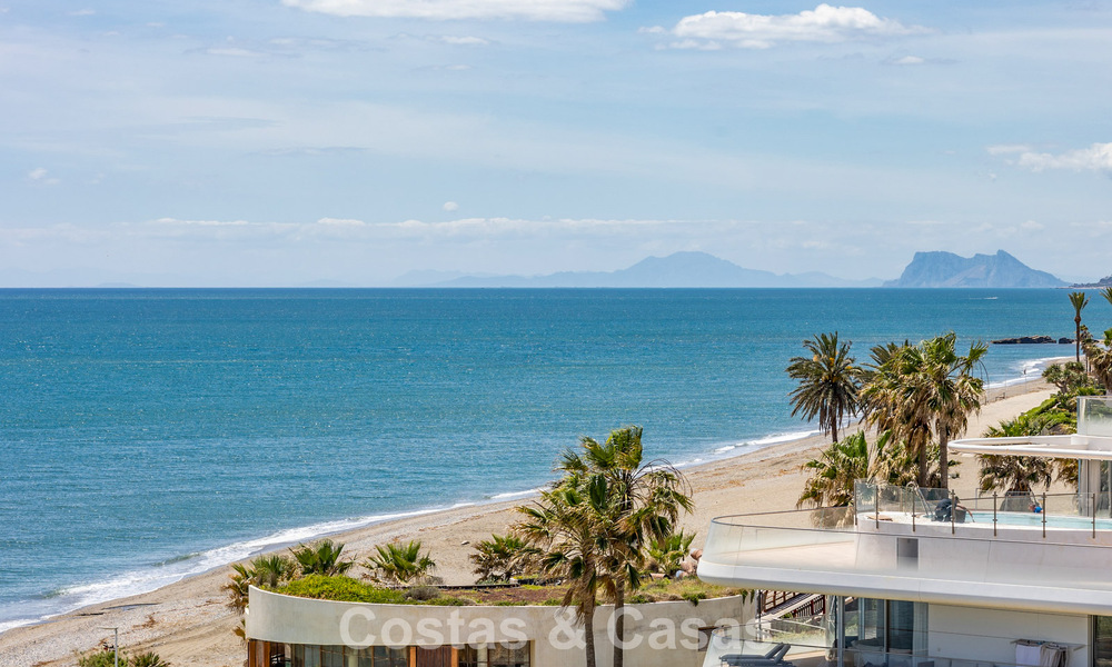 Penthouse exclusif avec une vue mer ouverte spectaculaire à vendre en bord de mer à Estepona 801270