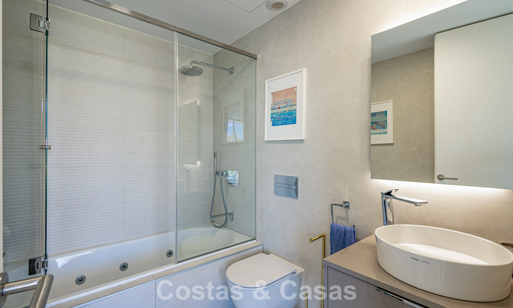 Penthouse exclusif avec une vue mer ouverte spectaculaire à vendre en bord de mer à Estepona 801276