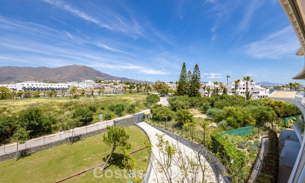 Penthouse exclusif avec une vue mer ouverte spectaculaire à vendre en bord de mer à Estepona 801278