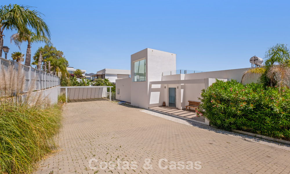 Villa de luxe contemporaine à l’architecture moderne épurée avec vues imprenables à vendre à Marbella Est 801165