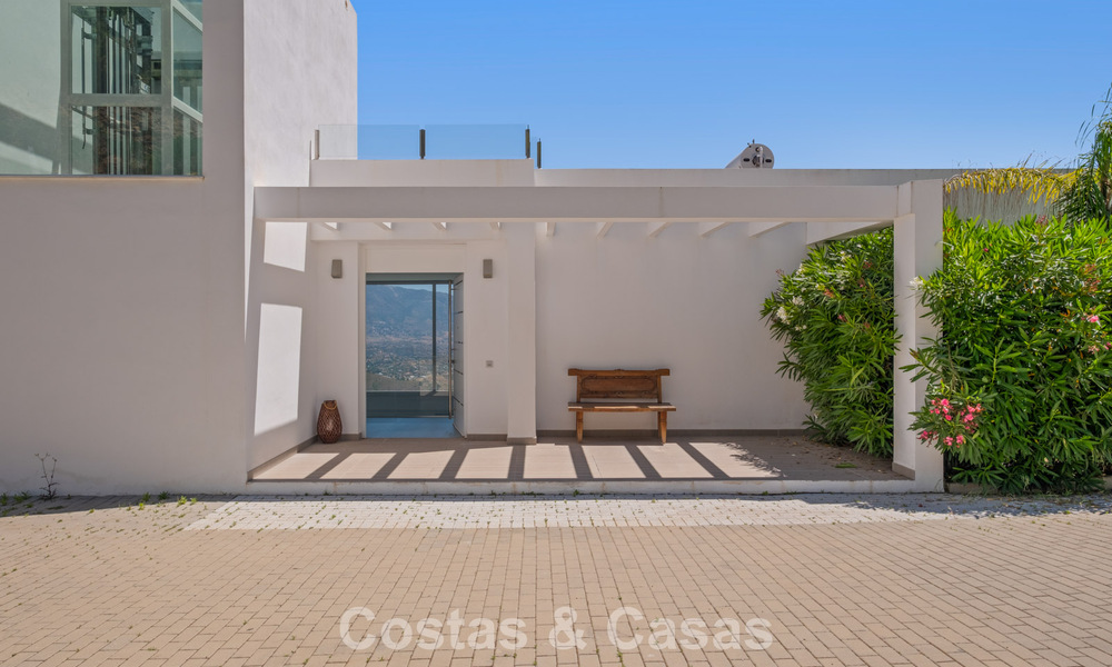 Villa de luxe contemporaine à l’architecture moderne épurée avec vues imprenables à vendre à Marbella Est 801167