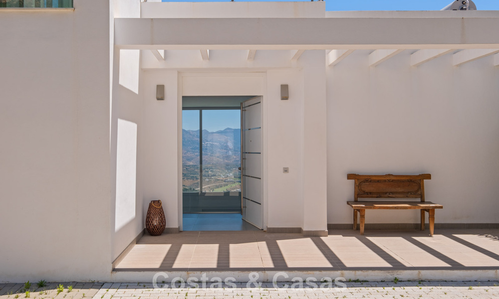 Villa de luxe contemporaine à l’architecture moderne épurée avec vues imprenables à vendre à Marbella Est 801168