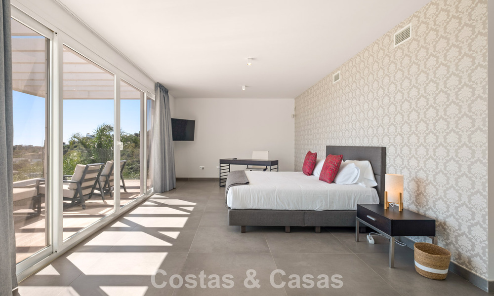 Villa de luxe contemporaine à l’architecture moderne épurée avec vues imprenables à vendre à Marbella Est 801175