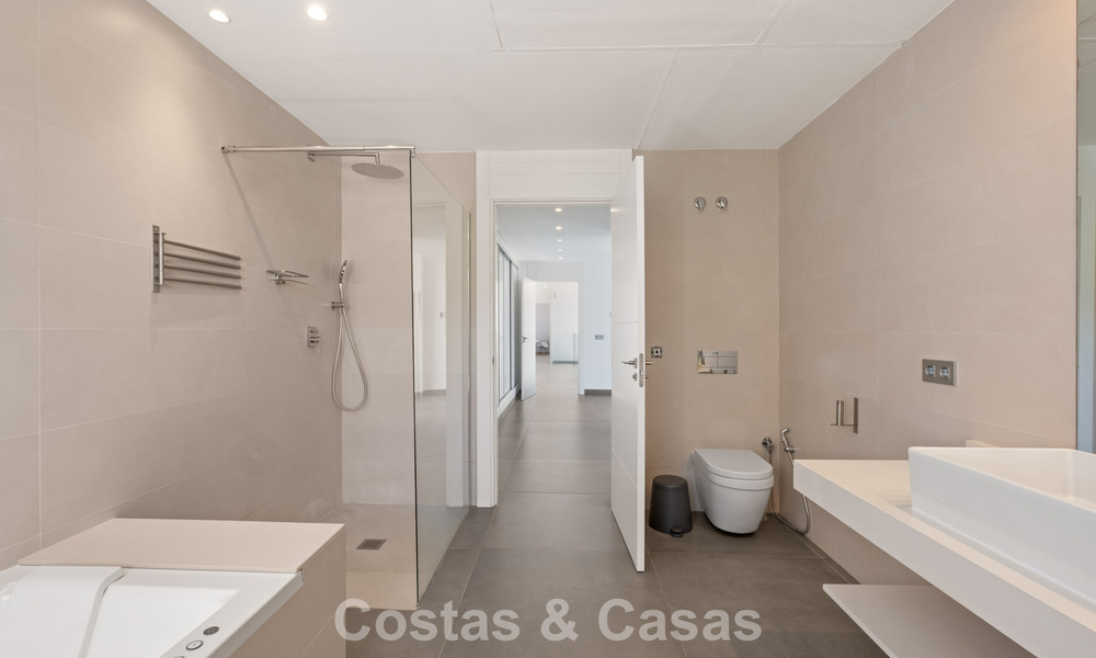 Villa de luxe contemporaine à l’architecture moderne épurée avec vues imprenables à vendre à Marbella Est 801178