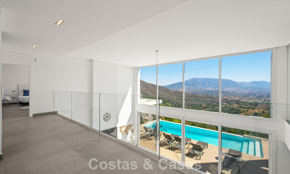 Villa de luxe contemporaine à l’architecture moderne épurée avec vues imprenables à vendre à Marbella Est 801179