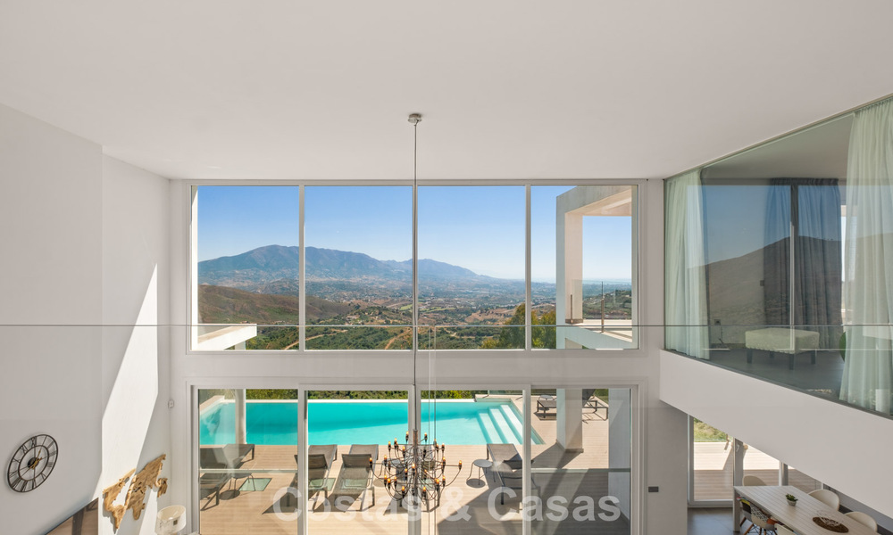 Villa de luxe contemporaine à l’architecture moderne épurée avec vues imprenables à vendre à Marbella Est 801180