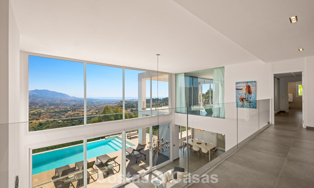 Villa de luxe contemporaine à l’architecture moderne épurée avec vues imprenables à vendre à Marbella Est 801181