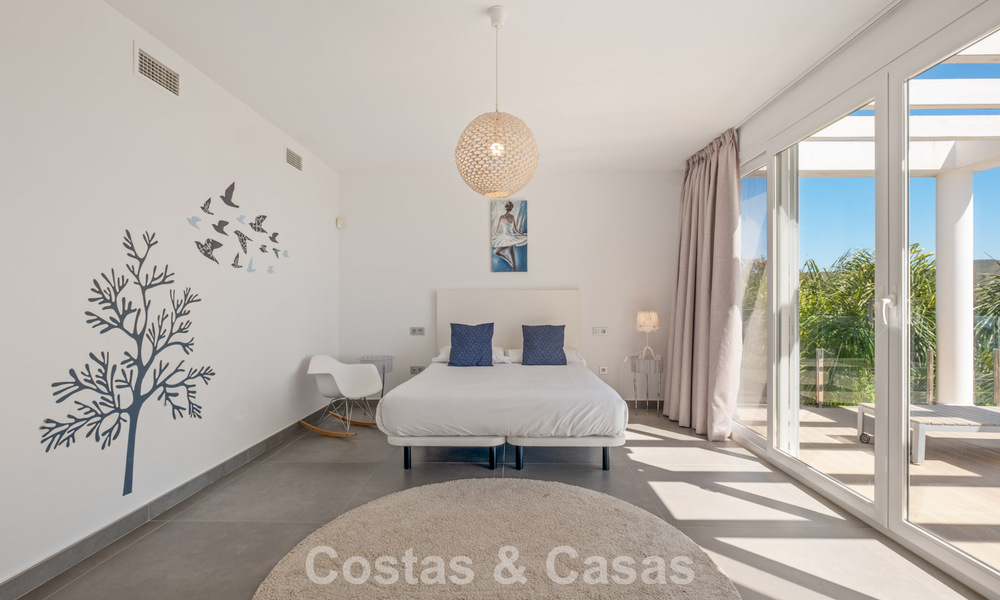 Villa de luxe contemporaine à l’architecture moderne épurée avec vues imprenables à vendre à Marbella Est 801183