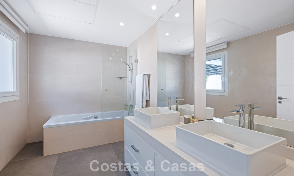Villa de luxe contemporaine à l’architecture moderne épurée avec vues imprenables à vendre à Marbella Est 801184