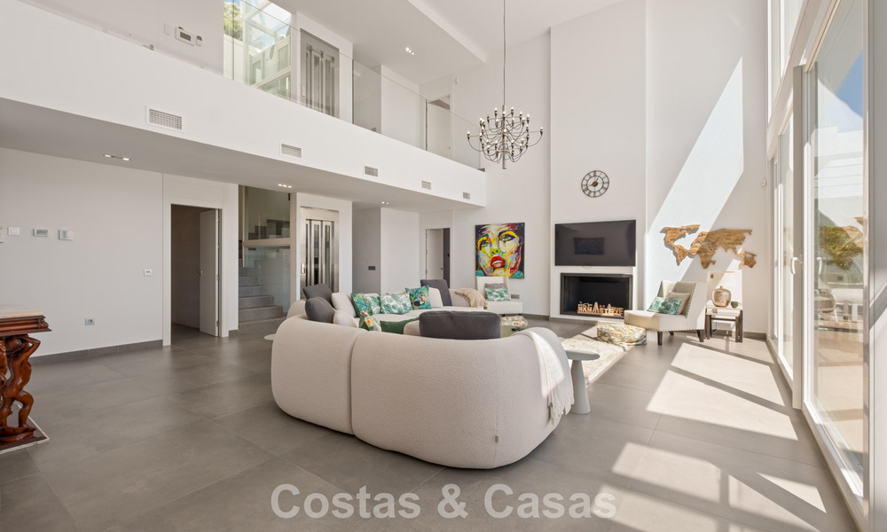 Villa de luxe contemporaine à l’architecture moderne épurée avec vues imprenables à vendre à Marbella Est 801190