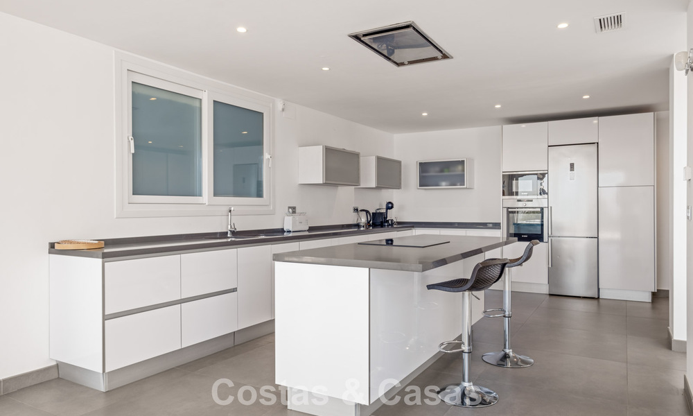 Villa de luxe contemporaine à l’architecture moderne épurée avec vues imprenables à vendre à Marbella Est 801195