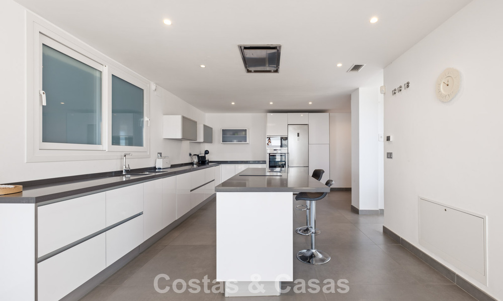 Villa de luxe contemporaine à l’architecture moderne épurée avec vues imprenables à vendre à Marbella Est 801196