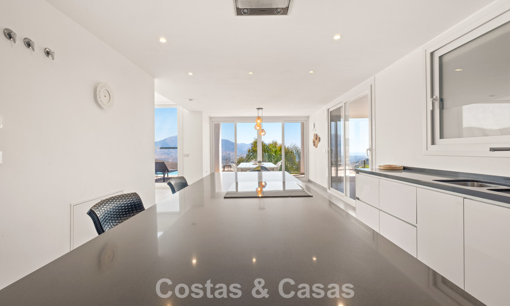 Villa de luxe contemporaine à l’architecture moderne épurée avec vues imprenables à vendre à Marbella Est 801198