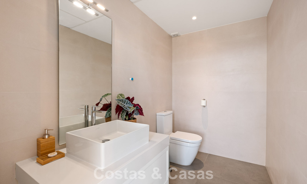 Villa de luxe contemporaine à l’architecture moderne épurée avec vues imprenables à vendre à Marbella Est 801199