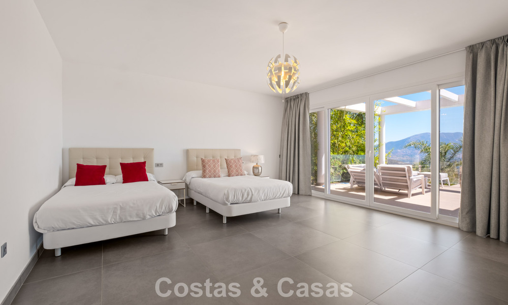 Villa de luxe contemporaine à l’architecture moderne épurée avec vues imprenables à vendre à Marbella Est 801200
