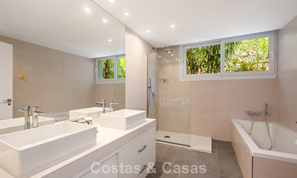 Villa de luxe contemporaine à l’architecture moderne épurée avec vues imprenables à vendre à Marbella Est 801202