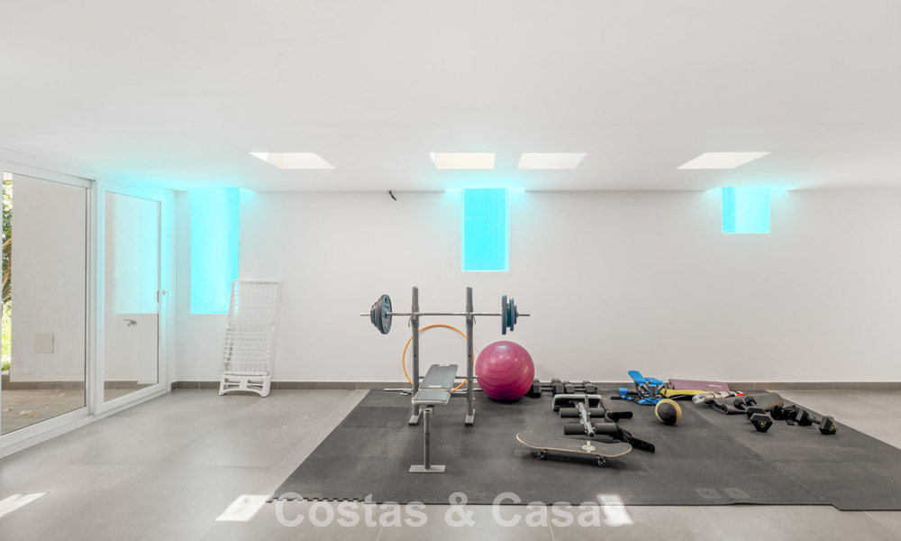 Villa de luxe contemporaine à l’architecture moderne épurée avec vues imprenables à vendre à Marbella Est 801205