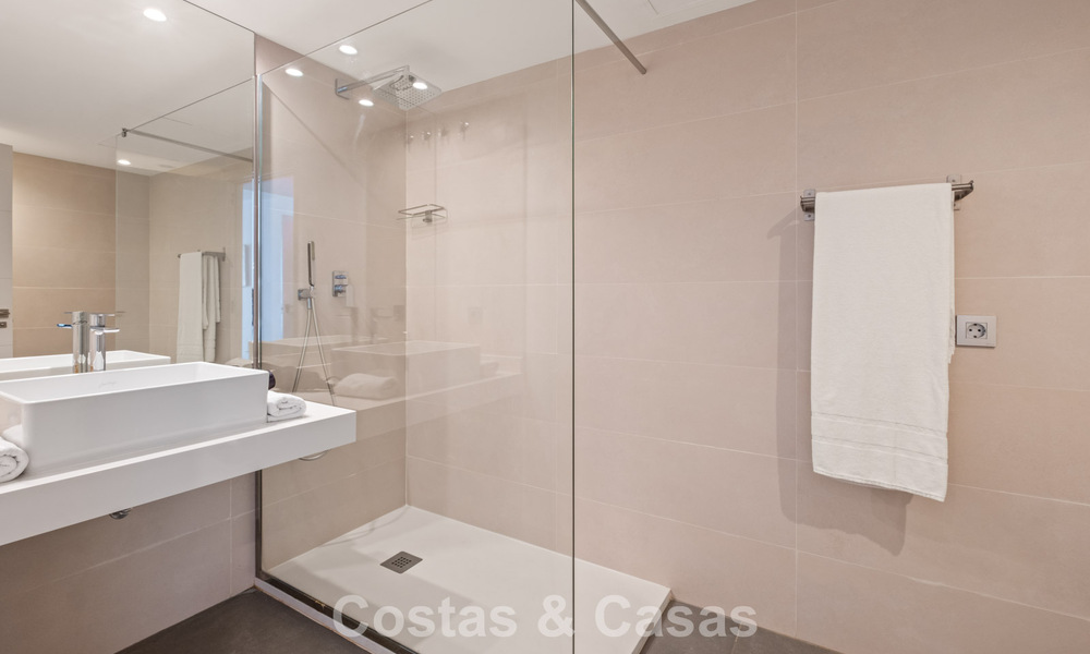 Villa de luxe contemporaine à l’architecture moderne épurée avec vues imprenables à vendre à Marbella Est 801209