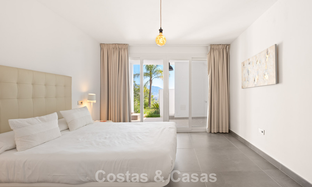 Villa de luxe contemporaine à l’architecture moderne épurée avec vues imprenables à vendre à Marbella Est 801210