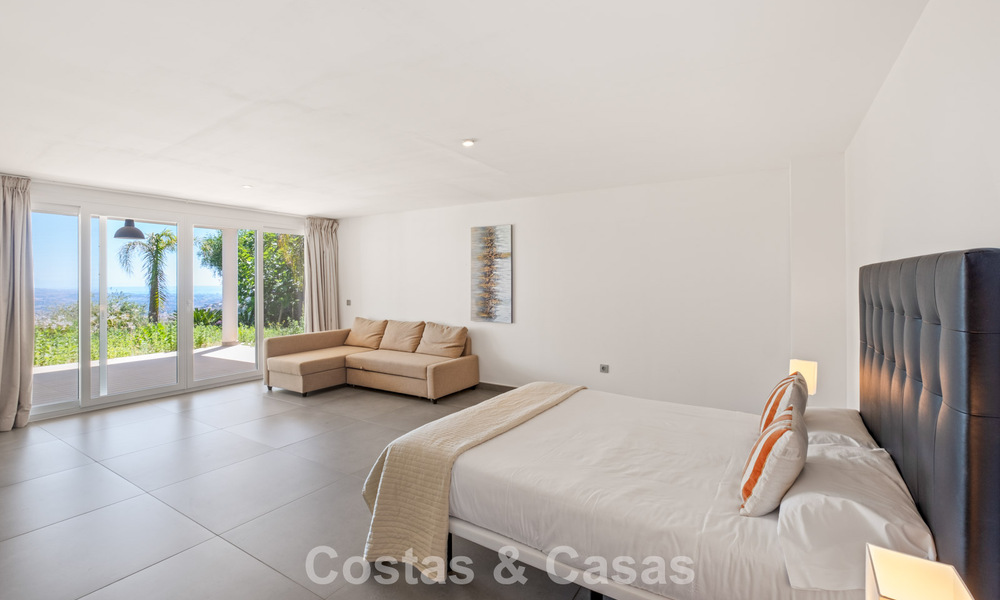 Villa de luxe contemporaine à l’architecture moderne épurée avec vues imprenables à vendre à Marbella Est 801212