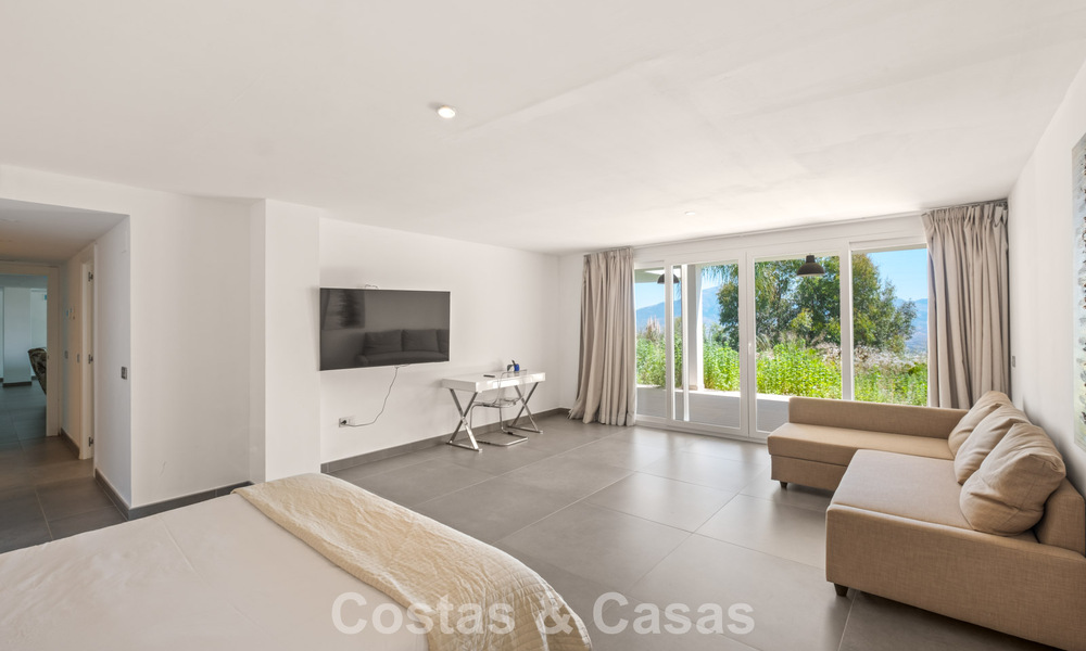 Villa de luxe contemporaine à l’architecture moderne épurée avec vues imprenables à vendre à Marbella Est 801213