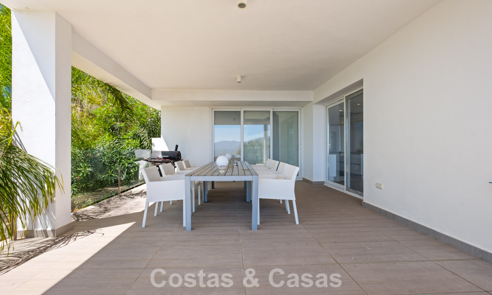 Villa de luxe contemporaine à l’architecture moderne épurée avec vues imprenables à vendre à Marbella Est 801214