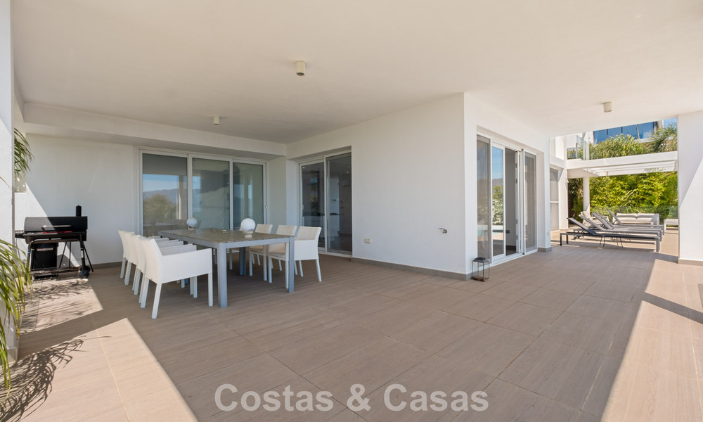 Villa de luxe contemporaine à l’architecture moderne épurée avec vues imprenables à vendre à Marbella Est 801215