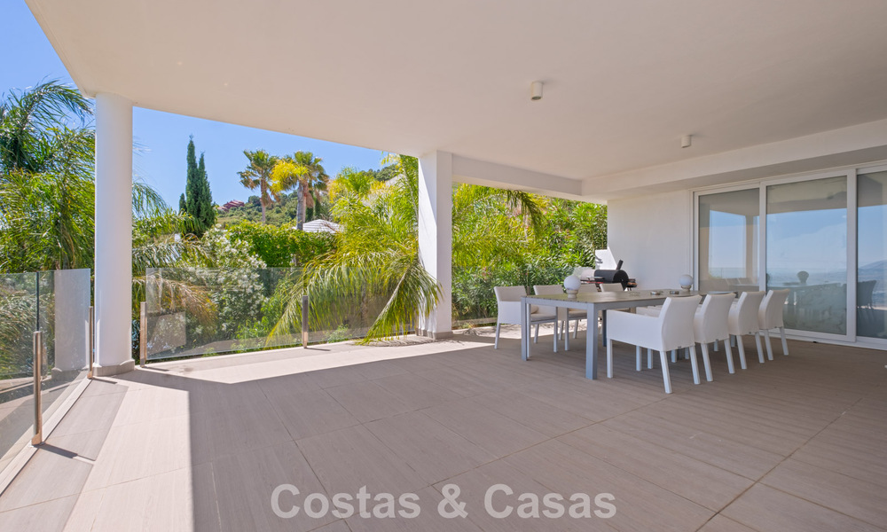 Villa de luxe contemporaine à l’architecture moderne épurée avec vues imprenables à vendre à Marbella Est 801216