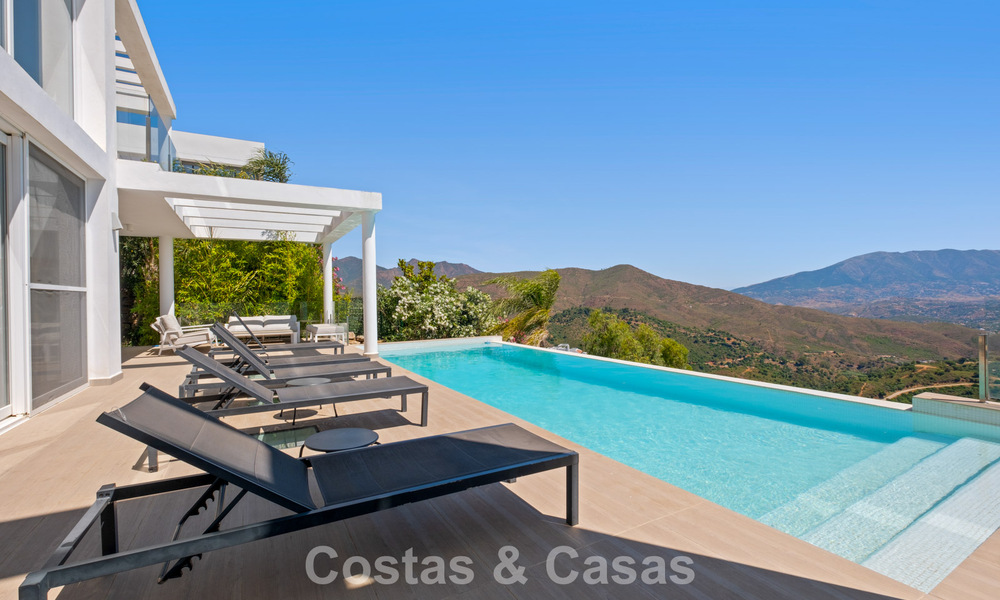 Villa de luxe contemporaine à l’architecture moderne épurée avec vues imprenables à vendre à Marbella Est 801219