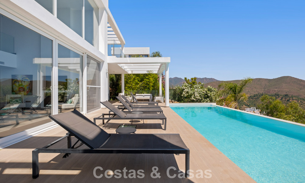 Villa de luxe contemporaine à l’architecture moderne épurée avec vues imprenables à vendre à Marbella Est 801220