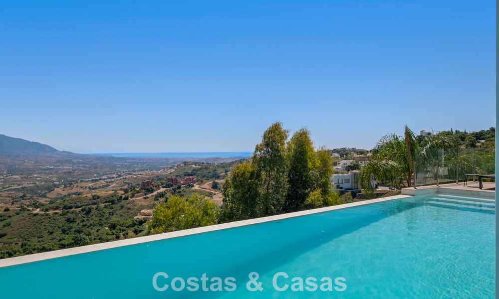 Villa de luxe contemporaine à l’architecture moderne épurée avec vues imprenables à vendre à Marbella Est 801221