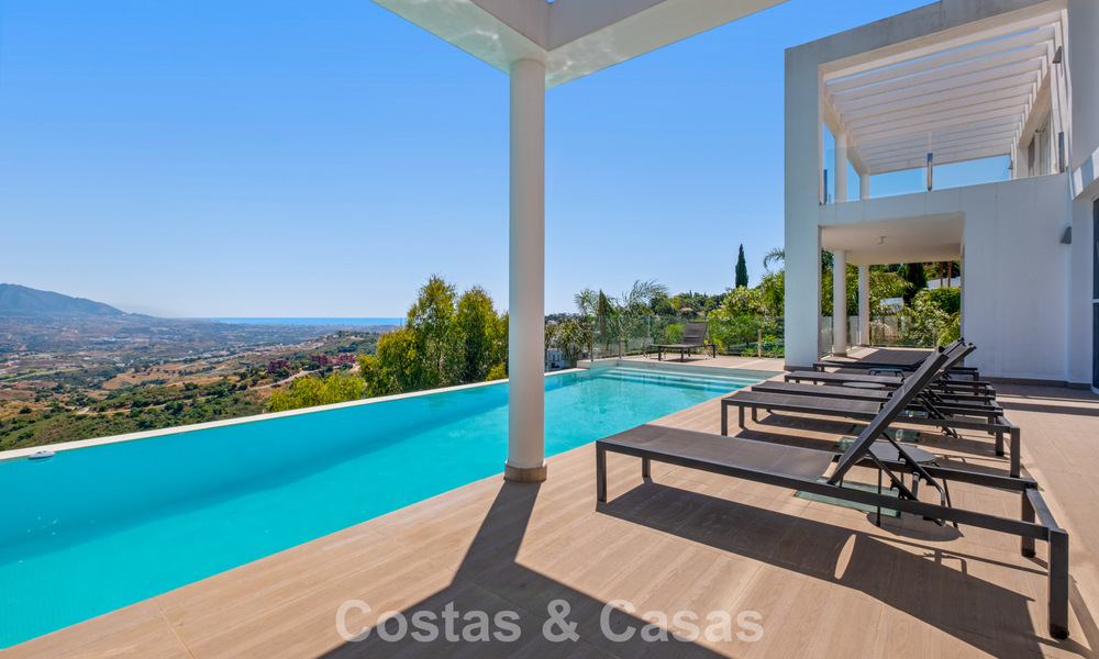 Villa de luxe contemporaine à l’architecture moderne épurée avec vues imprenables à vendre à Marbella Est 801224