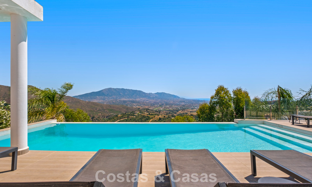 Villa de luxe contemporaine à l’architecture moderne épurée avec vues imprenables à vendre à Marbella Est 801225