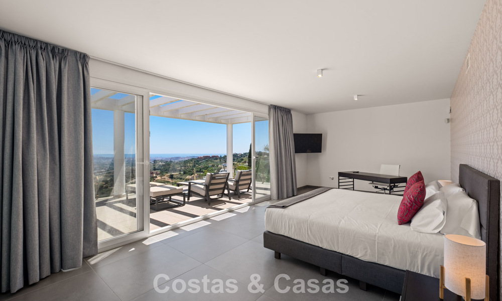 Villa de luxe contemporaine à l’architecture moderne épurée avec vues imprenables à vendre à Marbella Est 801233