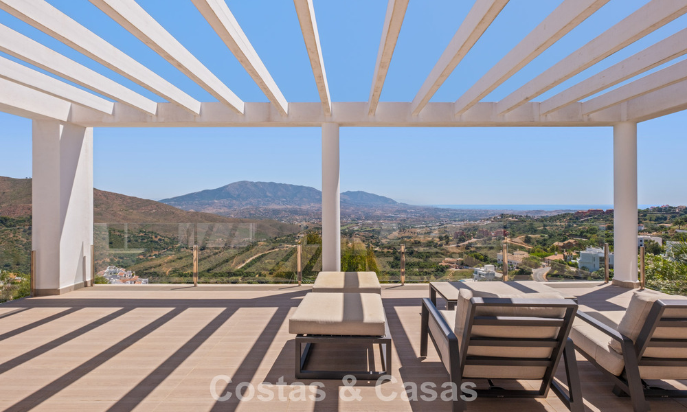 Villa de luxe contemporaine à l’architecture moderne épurée avec vues imprenables à vendre à Marbella Est 801235