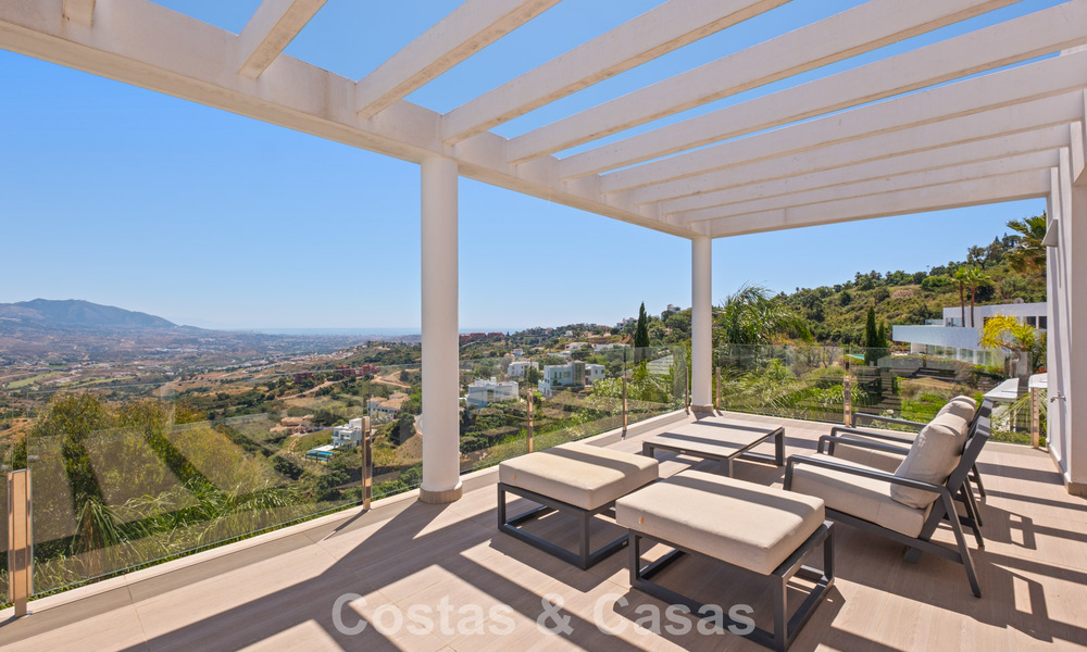 Villa de luxe contemporaine à l’architecture moderne épurée avec vues imprenables à vendre à Marbella Est 801236