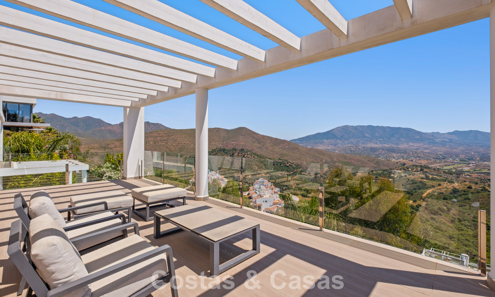 Villa de luxe contemporaine à l’architecture moderne épurée avec vues imprenables à vendre à Marbella Est 801240