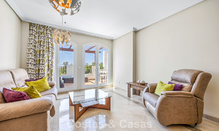 Superbe penthouse de 3 chambres à vendre avec vaste toit-terrasse dans un environnement golfique à Marbella - Benahavís 801333 