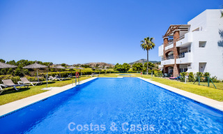 Superbe penthouse de 3 chambres à vendre avec vaste toit-terrasse dans un environnement golfique à Marbella - Benahavís 801334 