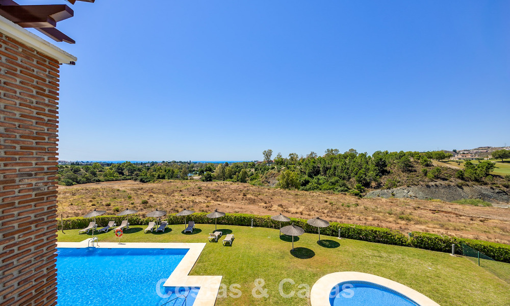 Superbe penthouse de 3 chambres à vendre avec vaste toit-terrasse dans un environnement golfique à Marbella - Benahavís 801335