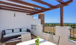 Superbe penthouse de 3 chambres à vendre avec vaste toit-terrasse dans un environnement golfique à Marbella - Benahavís 801336 