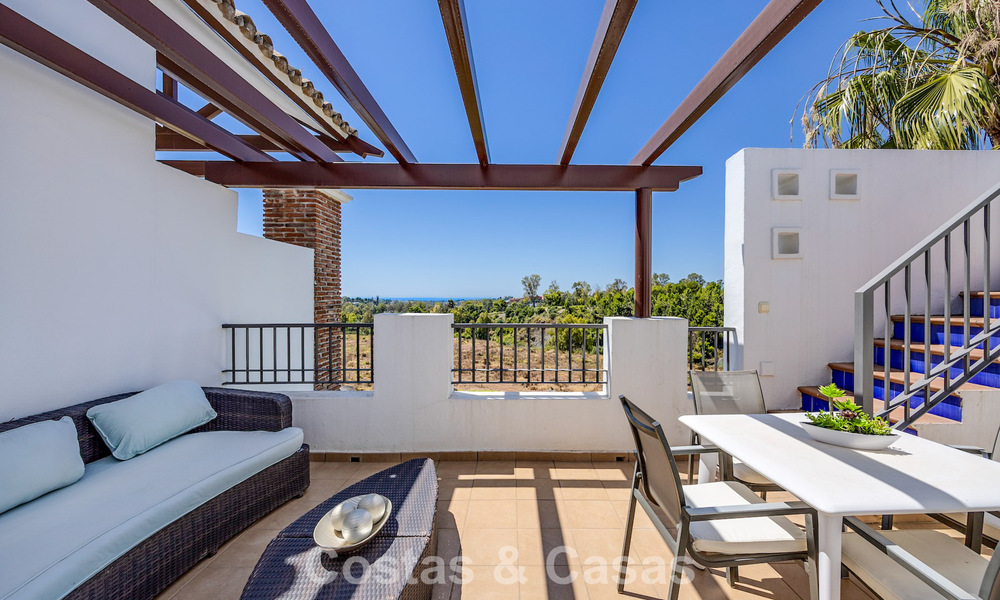 Superbe penthouse de 3 chambres à vendre avec vaste toit-terrasse dans un environnement golfique à Marbella - Benahavís 801337