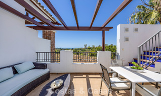 Superbe penthouse de 3 chambres à vendre avec vaste toit-terrasse dans un environnement golfique à Marbella - Benahavís 801337 
